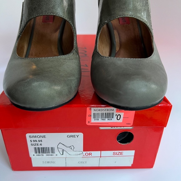 MIZ MOOZ Simone Leather Mary Jane Pumps Gray Sz 6 - Picture 13 of 13